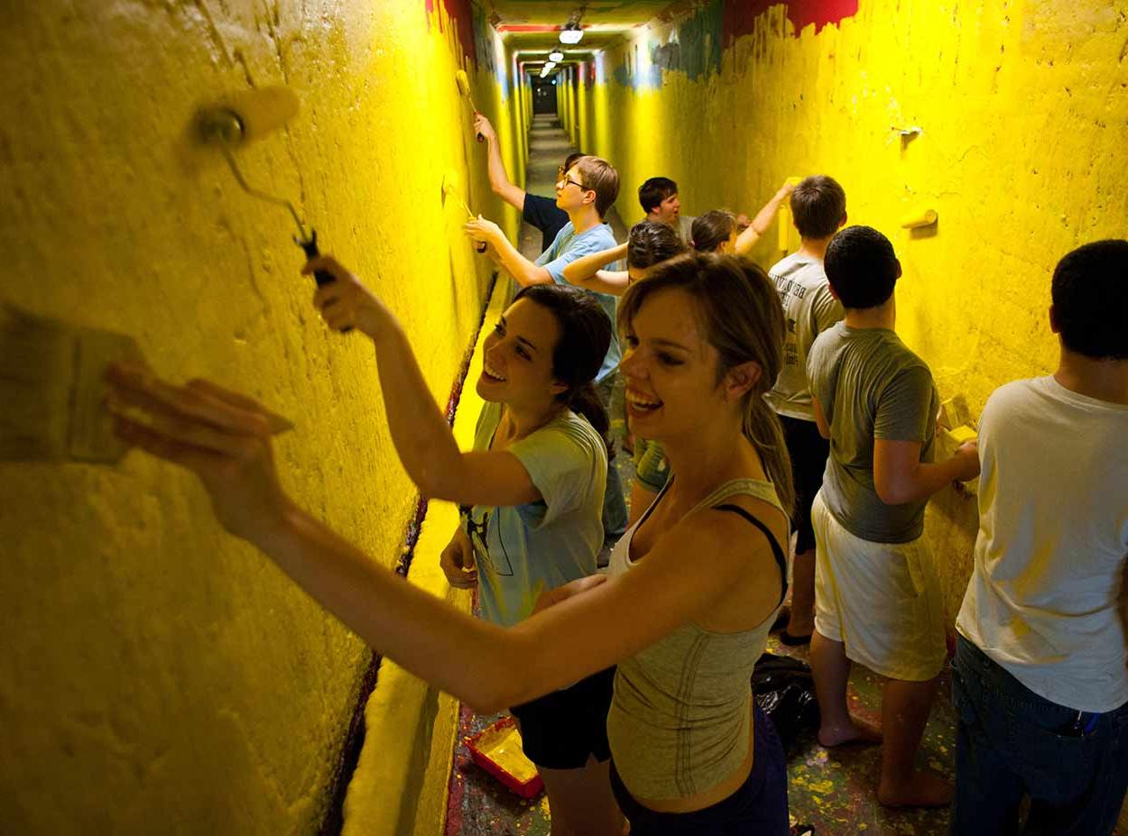 十大赌博正规老平台的学生们在隧道的涂鸦墙上作画